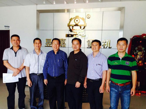 華僑張克順的永光公司在本公司訂購LH10t電動雙梁橋式起重機(jī) 華僑張克順的永光公司在本公司訂購LH10t電動雙梁橋式起重機(jī)