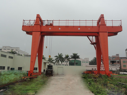 門(mén)式起重機(jī)的特點(diǎn)和作用有以下幾點(diǎn)